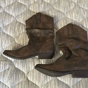 Me Too woman boots size 7 brown new